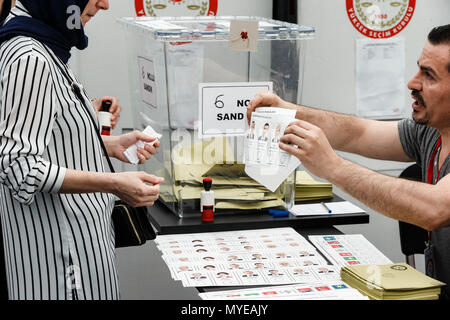 Vom 7. Juni 2018, Hamburg, Deutschland: Ein türkischer Staatsangehöriger erhält ihren Wahlschein. Türken, die in Deutschland leben, können ihre Stimme für die türkische Präsidentschafts- und Parlamentswahlen vom 7. bis zum 19. Juni. Foto: Markus Scholz/dpa Stockfoto