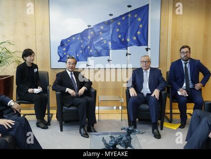 (180607) - Peking, 7. Juni 2018 (Xinhua) - der Präsident der Europäischen Kommission, Jean-Claude Juncker (2. R) trifft mit dem chinesischen Staatsrat und Außenminister Wang Yi (2 L) am Sitz der Europäischen Kommission in Brüssel, Belgien, 1. Juni 2018. (Xinhua / Ihr Pingfan) Stockfoto