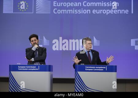 (180607) - Peking, 7. Juni 2018 (Xinhua) -- EU-ttip Chefunterhändler Ignacio Garcia Bercero (L) und sein US-Pendant Dan Mullaney eine Pressekonferenz nach der 12. Runde der Verhandlungen über den transatlantischen Handel und die transatlantischen Investitionen Partnerschaft (TTIP) am Sitz der Europäischen Kommission in Brüssel, Belgien, 26. Feb 2016. (Xinhua / Ihr Pingfan) Stockfoto