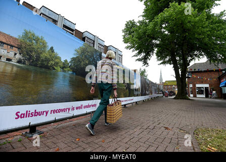 Salisbury, Wiltshire, UK. 7. Juni 2018. Allgemeine Ansichten des Maltings Einkaufszentrum, 2 Wochen nach der Wiedereröffnung der Öffentlichkeit nach der Vergiftung der Vergiftung von Sergej und Julia Skripal, Salisbury, Wiltshire Credit: Finnbarr Webster/Alamy leben Nachrichten Stockfoto