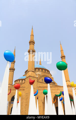 Beirut Libanon 7 Juni 2018 islamische Dekorationen sind in Martyrs Square Beirut vor Mohammad Al Amin Mosque angezeigt der heilige Monat Ramadan, der am 15. Juni enden zu gedenken. Ramadan fällt traditionell auf den neunten Monat des islamischen Kalenders und wird durch die Muslime weltweit als Monat des Fastens (Sawm) die erste Offenbarung des Koran dem Propheten Muhammad Kredit zu gedenken: Amer ghazzal/Alamy Leben Nachrichten beobachtet Stockfoto