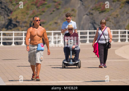 Aberystwyth Wales UK, Donnerstag, 07. Juni 2018 Deutschland Wetter: Menschen am Meer in Aberystwyth bilden die die meisten von einem Wolkenlosen Juni Tag wie die heißen Sommer Sonne über viel von der UK Foto © Keith Morris/Alamy Live Nachrichten fort Stockfoto