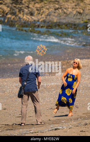 Aberystwyth Wales UK, Donnerstag, 07. Juni 2018 Deutschland Wetter: ein Paar am Meer in Aberystwyth Die Die meisten Von einem wolkenlosen Juni Tag bilden die heißen Sommer Sonne über viel von der UK Foto © Keith Morris/Alamy Live Nachrichten fort Stockfoto