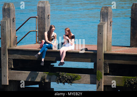 Aberystwyth Wales UK, Donnerstag, 07. Juni 2018 Deutschland Wetter: Menschen am Meer in Aberystwyth bilden die die meisten von einem Wolkenlosen Juni Tag wie die heißen Sommer Sonne über viel von der UK Foto © Keith Morris/Alamy Live Nachrichten fort Stockfoto