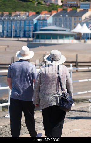 Aberystwyth Wales UK, Donnerstag, 07. Juni 2018 Deutschland Wetter: Menschen am Meer in Aberystwyth bilden die die meisten von einem Wolkenlosen Juni Tag wie die heißen Sommer Sonne über viel von der UK Foto © Keith Morris/Alamy Live Nachrichten fort Stockfoto