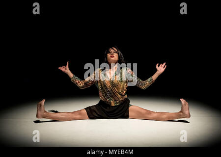 London, Großbritannien. 6. Juni 2018. Porträts im Anderssein in Sadler's Wells Theatre durch renommierte Tänzerin und Choreografin Akram Khan. Credit: Guy Corbishley/Alamy leben Nachrichten Stockfoto