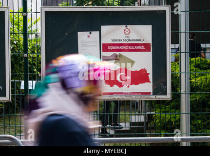 Vom 7. Juni 2018, Frankfurt am Main, Deutschland: eine Frau mit Kopftuch Spaziergänge hinter einem Plakat werbung der kommenden Türkischen allgemeinen Wahlen vor dem türkischen Generalkonsulat. 1, 4 Millionen in Deutschland lebenden Türken können ihre Stimmen für die türkische Präsidentschafts- und Parlamentswahlen vom 7. bis zum 19. Juni. Foto: Andreas Arnold/dpa Stockfoto