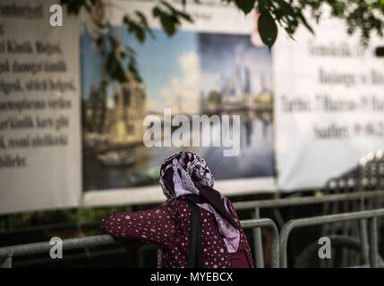Vom 7. Juni 2018, Frankfurt am Main, Deutschland: eine Frau mit Kopftuch steht vor dem türkischen Generalkonsulat. 1, 4 Millionen in Deutschland lebenden Türken können ihre Stimmen für die türkische Präsidentschafts- und Parlamentswahlen vom 7. bis zum 19. Juni. Foto: Andreas Arnold/dpa Stockfoto