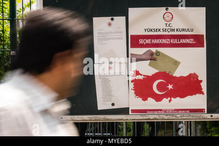 Vom 7. Juni 2018, Frankfurt am Main, Deutschland: ein Mann an einem Plakat werbung der kommenden Türkischen allgemeinen Wahlen vor dem türkischen Generalkonsulat. 1, 4 Millionen in Deutschland lebenden Türken können ihre Stimmen für die türkische Präsidentschafts- und Parlamentswahlen vom 7. bis zum 19. Juni. Foto: Andreas Arnold/dpa Stockfoto