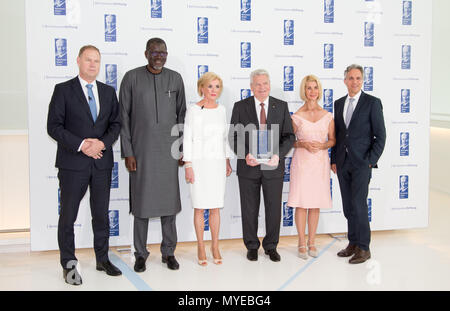 07 Juni 2018, Gütersloh, Deutschland: der ehemalige Bundespräsident Joachim Gauck (2. von rechts) empfängt die Reinhard Mohn von Aart De Geus (lr), dem Vorsitzenden der Bertelsmann Stiftung, Elhadj als Sy, Generalsekretär der Internationalen Rotkreuz- und Rothalbmondbewegung, Liz Mohn, stellvertretende Vorsitzende des Vorstands der Bertelsmann Stiftung, Brigitte Mohn, Vorstandsmitglied der Bertelsmann Stiftung und Jörg Dräger, Vorstandsmitglied der Bertelsmann Stiftung. Die Bertelsmann Stiftung würdigt die evangelische Theologen und ehemaligen Kommissare für die Stasi docum Stockfoto