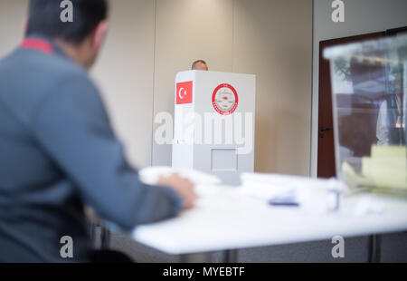 07. Juni 2018 g, Stuttgart, Deutschland: Ein Mann steht in einem Wahllokal für die türkischen Parlaments- und Präsidentschaftswahlen in einer Wahlkabine. Die Barriere ist speziell gebaut für die Wahlen vor dem Gebäude. In der Türkei bis Ende des Monats die Parlaments- und Präsidentschaftswahlen stattfinden wird. 1,4 Millionen Türken in Deutschland können Abstimmung starten am 7. Juni 2018 und bis 19. Juni 2018. Foto: Sebastian Gollnow/dpa Stockfoto