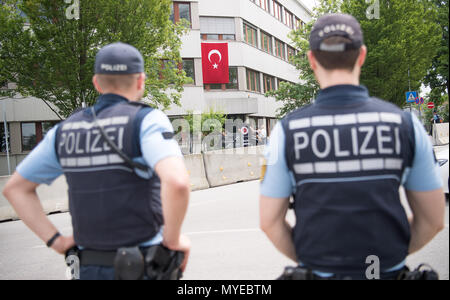 07. Juni 2018 g, Stuttgart, Deutschland: Polizei steht vor dem Wahllokal für die türkischen Parlaments- und Präsidentschaftswahlen. In der Türkei bis Ende des Monats die Parlaments- und Präsidentschaftswahlen stattfinden wird. 1,4 Millionen Türken in Deutschland können Abstimmung starten am 7. Juni 2018 und bis 19. Juni 2018. Foto: Sebastian Gollnow/dpa Stockfoto