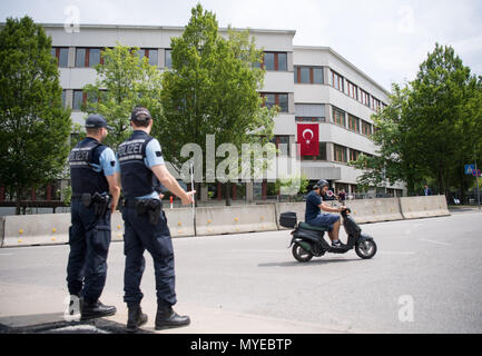 07. Juni 2018 g, Stuttgart, Deutschland: Polizei steht vor dem Wahllokal für die türkischen Parlaments- und Präsidentschaftswahlen. In der Türkei bis Ende des Monats die Parlaments- und Präsidentschaftswahlen stattfinden wird. 1,4 Millionen Türken in Deutschland können Abstimmung starten am 7. Juni 2018 und bis 19. Juni 2018. Foto: Sebastian Gollnow/dpa Stockfoto