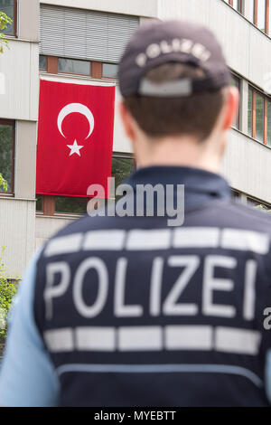 07. Juni 2018 g, Stuttgart, Deutschland: ein Polizist steht vor dem Wahllokal für die türkischen Parlaments- und Präsidentschaftswahlen. In der Türkei bis Ende des Monats die Parlaments- und Präsidentschaftswahlen stattfinden wird. 1,4 Millionen Türken in Deutschland können Abstimmung starten am 7. Juni 2018 und bis 19. Juni 2018. Foto: Sebastian Gollnow/dpa Stockfoto