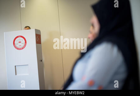 07. Juni 2018 g, Stuttgart, Deutschland: Ein Mann steht in der Wahllokale für die türkischen Parlaments- und Präsidentschaftswahlen. In der Türkei bis Ende des Monats die Parlaments- und Präsidentschaftswahlen stattfinden wird. 1,4 Millionen Türken in Deutschland können Abstimmung starten am 7. Juni 2018 und bis 19. Juni 2018. Foto: Sebastian Gollnow/dpa Stockfoto