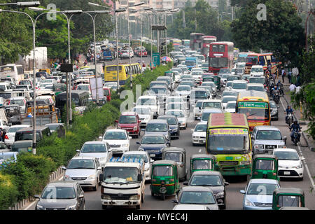 Dhaka, Bangladesch - Juni 07, 2018: Stau ist eine problematische Situation, die angetroffen wird täglich von Tausenden von Menschen, vor allem die Einwohner der Hauptstadt Dhaka. Credit: SK Hasan Ali/Alamy leben Nachrichten Stockfoto