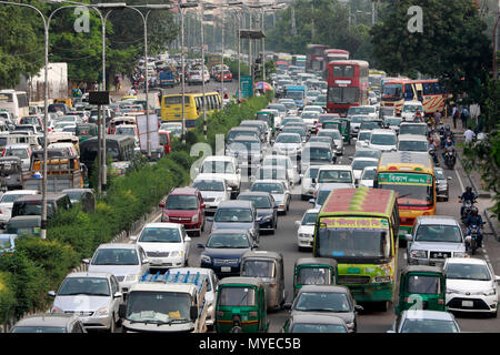 Dhaka, Bangladesch - Juni 07, 2018: Stau ist eine problematische Situation, die angetroffen wird täglich von Tausenden von Menschen, vor allem die Einwohner der Hauptstadt Dhaka. Credit: SK Hasan Ali/Alamy leben Nachrichten Stockfoto