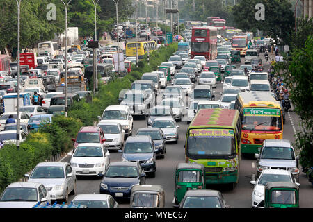 Dhaka, Bangladesch - Juni 07, 2018: Stau ist eine problematische Situation, die angetroffen wird täglich von Tausenden von Menschen, vor allem die Einwohner der Hauptstadt Dhaka. Credit: SK Hasan Ali/Alamy leben Nachrichten Stockfoto