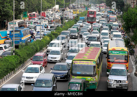 Dhaka, Bangladesch - Juni 07, 2018: Stau ist eine problematische Situation, die angetroffen wird täglich von Tausenden von Menschen, vor allem die Einwohner der Hauptstadt Dhaka. Credit: SK Hasan Ali/Alamy leben Nachrichten Stockfoto