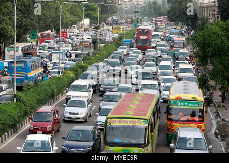 Dhaka, Bangladesch - Juni 07, 2018: Stau ist eine problematische Situation, die angetroffen wird täglich von Tausenden von Menschen, vor allem die Einwohner der Hauptstadt Dhaka. Credit: SK Hasan Ali/Alamy leben Nachrichten Stockfoto