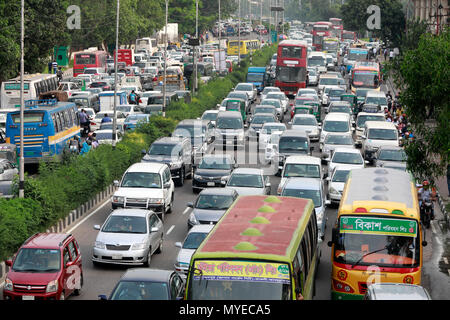 Dhaka, Bangladesch - Juni 07, 2018: Stau ist eine problematische Situation, die angetroffen wird täglich von Tausenden von Menschen, vor allem die Einwohner der Hauptstadt Dhaka. Credit: SK Hasan Ali/Alamy leben Nachrichten Stockfoto