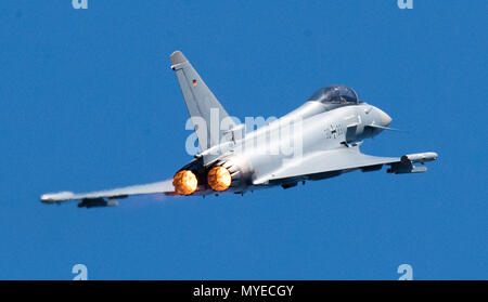 07 Juni 2018, Deutschland, Wunstorf: eine Luftwaffe Eurofighter über Wunstorf Airbase in der Nähe von Hannover während der Deutschen Bundeswehr potterday" fliegen. Bei Spotterday, 300 Fotografen waren in der Lage, Bilder der Bundeswehr Flugzeuge in Maßnahmen zu ergreifen. Foto: Julian Stratenschulte/dpa Stockfoto