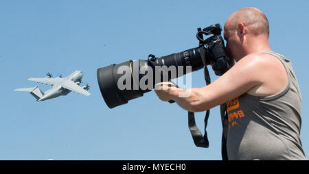 07 Juni 2018, Deutschland, Wunstorf: planespotter Bernd Selbmann nimmt ein Bild als Luftwaffe Airbus A400M Vergangenheit während der Deutschen Bundeswehr potterday" in Wunstorf Airbase in der Nähe von Hannover fliegt. Bei Spotterday, 300 Fotografen waren in der Lage, Bilder der Bundeswehr Flugzeuge in Maßnahmen zu ergreifen. Foto: Julian Stratenschulte/dpa Stockfoto