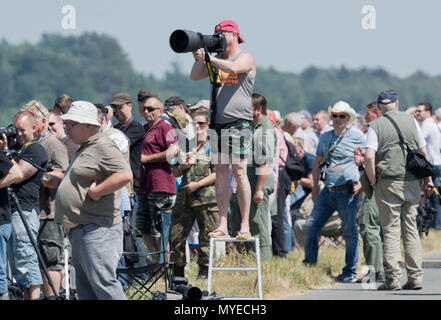 07 Juni 2018, Deutschland, Wunstorf: Planespotters nehmen Sie Bilder während der Deutschen Bundeswehr potterday" in Wunstorf Airbase in der Nähe von Hannover. Bei Spotterday, 300 Fotografen waren in der Lage, Bilder der Bundeswehr Flugzeuge in Maßnahmen zu ergreifen. Foto: Julian Stratenschulte/dpa Stockfoto