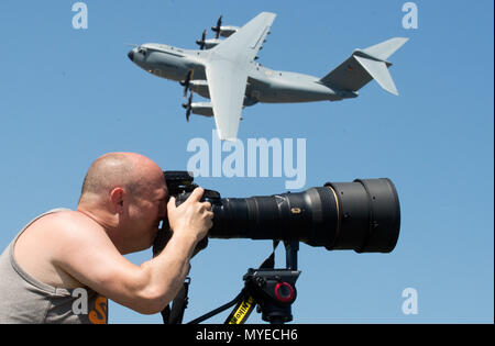 07 Juni 2018, Deutschland, Wunstorf: planespotter Bernd Selbmann nimmt ein Bild als Luftwaffe Airbus A400M Vergangenheit während der Deutschen Bundeswehr potterday" in Wunstorf Airbase in der Nähe von Hannover fliegt. Bei Spotterday, 300 Fotografen waren in der Lage, Bilder der Bundeswehr Flugzeuge in Maßnahmen zu ergreifen. Foto: Julian Stratenschulte/dpa Stockfoto