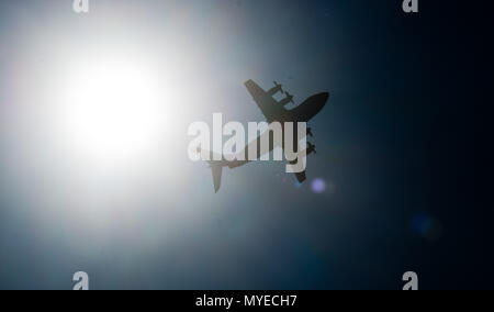 07 Juni 2018, Deutschland, Wunstorf: eine Luftwaffe Airbus A400M fliegt mit der Sonne im Hintergrund, während Sie von der Deutschen Bundeswehr potterday' über Wunstorf Airbase in der Nähe von Hannover. Bei Spotterday, 300 Fotografen waren in der Lage, Bilder der Bundeswehr Flugzeuge in Maßnahmen zu ergreifen. Foto: Julian Stratenschulte/dpa Stockfoto