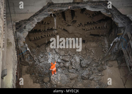 Juni 7, 2018 - Turin, Italy-June 7, 2018: U-Bahn: Ankunft Der tbm 'MAsha'bohren Mole für die Verbindung der Turiner Metro zur Lingotto. Credit: Stefano Guidi/ZUMA Draht/Alamy leben Nachrichten Stockfoto