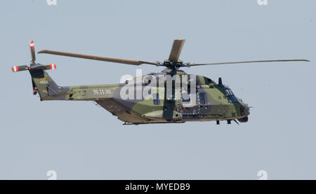 07 Juni 2018, Deutschland, Wunstorf: Eine deutsche Luftwaffe NHIndustries N90 Heli im Flug bei Wunstorf Airbase in der Nähe von Hannover. Foto: Julian Stratenschulte/dpa Stockfoto