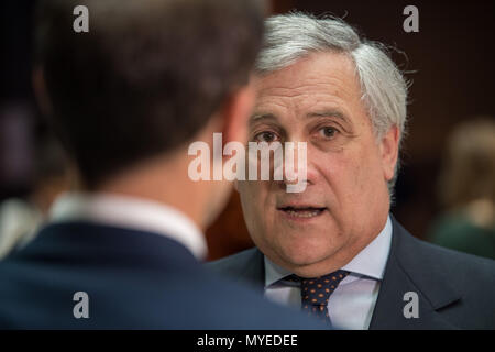 06 Juni 2018, Deutschland, München: Antonio Tajani, Präsident des Europäischen Parlaments, im Gespräch während einer Klausurtagung der Fraktion der Europäischen Volkspartei im Europäischen Parlament. Foto: Peter Kneffel/dpa Stockfoto