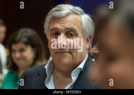 06 Juni 2018, Deutschland, München: Antonio Tajani, Präsident des Europäischen Parlaments, im Gespräch während einer Klausurtagung der Fraktion der Europäischen Volkspartei im Europäischen Parlament. Foto: Peter Kneffel/dpa Stockfoto