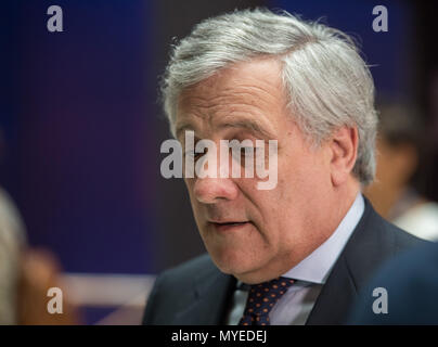 06 Juni 2018, Deutschland, München: Antonio Tajani, Präsident des Europäischen Parlaments, im Gespräch während einer Klausurtagung der Fraktion der Europäischen Volkspartei im Europäischen Parlament. Foto: Peter Kneffel/dpa Stockfoto