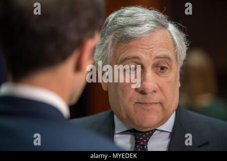 06 Juni 2018, Deutschland, München: Antonio Tajani, Präsident des Europäischen Parlaments, im Gespräch während einer Klausurtagung der Fraktion der Europäischen Volkspartei im Europäischen Parlament. Foto: Peter Kneffel/dpa Stockfoto