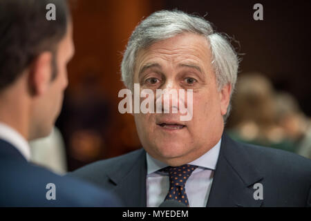 06 Juni 2018, Deutschland, München: Antonio Tajani, Präsident des Europäischen Parlaments, im Gespräch während einer Klausurtagung der Fraktion der Europäischen Volkspartei im Europäischen Parlament. Foto: Peter Kneffel/dpa Stockfoto