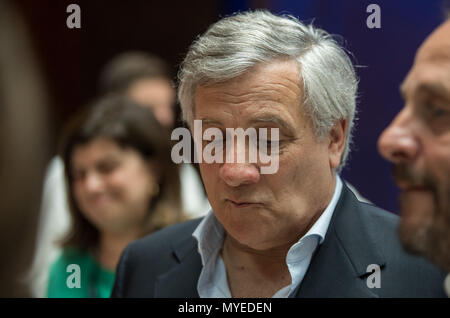 06 Juni 2018, Deutschland, München: Antonio Tajani, Präsident des Europäischen Parlaments, im Gespräch während einer Klausurtagung der Fraktion der Europäischen Volkspartei im Europäischen Parlament. Foto: Peter Kneffel/dpa Stockfoto