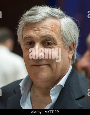 06 Juni 2018, Deutschland, München: Antonio Tajani, Präsident des Europäischen Parlaments, im Gespräch während einer Klausurtagung der Fraktion der Europäischen Volkspartei im Europäischen Parlament. Foto: Peter Kneffel/dpa Stockfoto