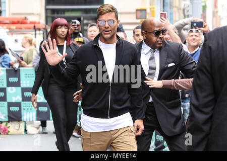 New York, USA. 7 Jun, 2018. Puerto Rican Sänger Ricky Martin ist im Viertel Soho auf der Insel Manhattan in New York in den Vereinigten Staaten dieses Donnerstag Nachmittag gesehen. (Foto: WILLIAM VOLCOV/BRASILIEN FOTO PRESSE) Credit: Brasilien Foto Presse/Alamy Live News Credit: Brasilien Foto Presse/Alamy leben Nachrichten Stockfoto