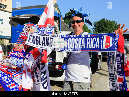 Elland Road, Leeds, Großbritannien. 7. Juni 2018. Internationaler Fußball-freundlich, England gegen Costa Rica; England Souvenirs bereit Quelle: Aktion plus Sport/Alamy leben Nachrichten Stockfoto