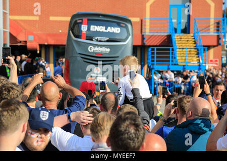 Elland Road, Leeds, Großbritannien. 7. Juni 2018. Internationaler Fußball-freundlich, England gegen Costa Rica; England fans Willkommen Das Team bus Credit: Aktion plus Sport/Alamy leben Nachrichten Stockfoto