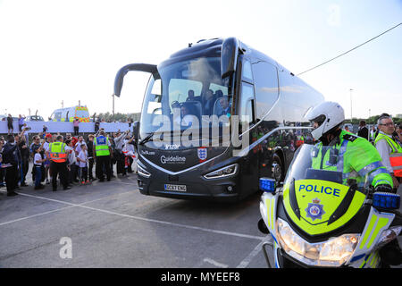 Elland Road, Leeds, Großbritannien. 7. Juni 2018. Internationaler Fußball-freundlich, England gegen Costa Rica; England team Bus kommt Credit: Aktion plus Sport/Alamy leben Nachrichten Stockfoto