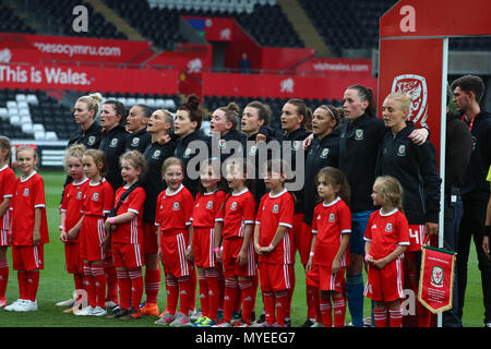 Liberty Stadium, Swansea, Großbritannien. 7. Juni 2018. FIFA Frauen Weltmeisterschaft Qualifikation, Gruppe A, Wales Frauen versus Bosnien und Herzegowina Frauen; Wales Frauen singen die Hymne vor Start der Credit: Aktion plus Sport/Alamy leben Nachrichten Stockfoto