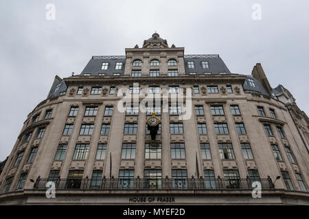 London, Großbritannien. 7 Jun, 2018. House of Fraser, die High Street Einzelhändler zu schließen Es der Londoner Oxford Street Store mit dem Verlust von über 6.000 Arbeitsplätzen in 31 Filialen im ganzen Land. Umstrukturierung durch die chinesischen Eigentümer. Hohe Mieten für Räume und Preise sowie eine Abwertung des Pfund gegenüber anderen Währungen und zum Shopping im Internet sind alle Ursachen in den Untergang der Einzelhandelskette. Quelle: Steve Hawkins Fotografie/Alamy leben Nachrichten Stockfoto