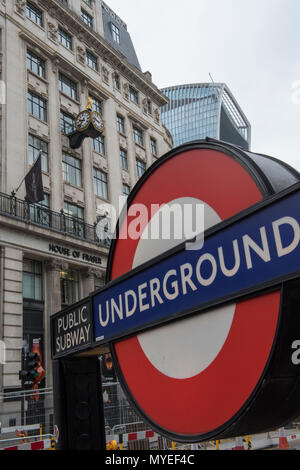 London, Großbritannien. 7 Jun, 2018. House of Fraser, die High Street Einzelhändler zu schließen Es der Londoner Oxford Street Store mit dem Verlust von über 6.000 Arbeitsplätzen in 31 Filialen im ganzen Land. Umstrukturierung durch die chinesischen Eigentümer. Hohe Mieten für Räume und Preise sowie eine Abwertung des Pfund gegenüber anderen Währungen und zum Shopping im Internet sind alle Ursachen in den Untergang der Einzelhandelskette. Quelle: Steve Hawkins Fotografie/Alamy leben Nachrichten Stockfoto