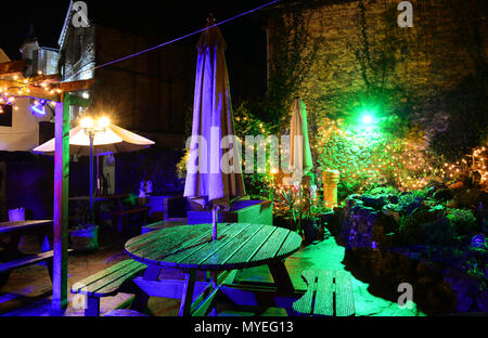 Die beleuchteten Biergarten im Village Inn, altes Dorf, Shanklin auf der Insel Wight, sieht zauberhaft in der Nacht nach dem Regen. Stockfoto