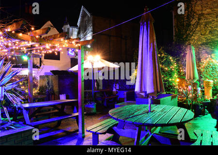 Die beleuchteten Biergarten im Village Inn, altes Dorf, Shanklin auf der Insel Wight, sieht zauberhaft in der Nacht nach dem Regen. Stockfoto