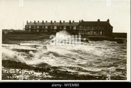 . Postkarte 1910 zeigt die Vorderseite des Hernecliffe Gärten Terrasse in den Prozess der Erosion vom Meer. Fotografiert Blick nach Westen von Hampton Pier Avenue, Herne Bay, Kent, England. Grenze der verbleibende Rand dieses Bildes ist wichtig für die Forscher von dieser Fotograf. Einige Fotografen schmückten ihre Bilder mehr als andere, und Palmer hat einen guten Ruf für die Herstellung von kleineren Postkarten als andere frühe 20. Jahrhundert britischen Fotografen. Er nahm seine eigenen Fotos, entwickelt sie in-house auf Postkarte - unterstützte Fotopapier und schmückten sie sich. Es lohnt sich, und fügte hinzu, dass bei der Hand - Entwicklung Stockfoto