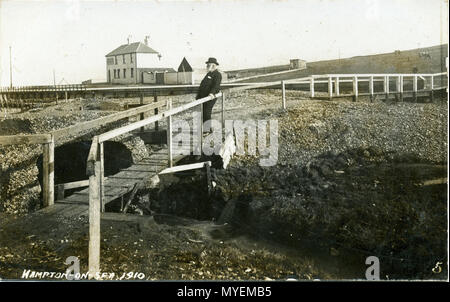 . Postkarte von Hampton-on-Sea, Herne Bay, Kent, England, 1910, Edmund Reid, die Polizei Detektiv, die Whitechapel Morde untersucht. Reid ist auf der Brücke stehen, dass er und ein Nachbar über Westbrook gebaut; der Rat umgehend sagte es unsicher war und abgerissen. Im Hintergrund ist das Hampton Inn, Hampton Pier Avenue. Punkte des Interesses der Klippe fronting Hampton-on-Sea ist noch nicht so weit zurück, erodiert, wie sie heute ist. Reid hat seine beste Kleidung für das Foto. Die Brücke kann nicht für mehr als ein paar Tage oder Wochen bestand, so Palmer war c Stockfoto